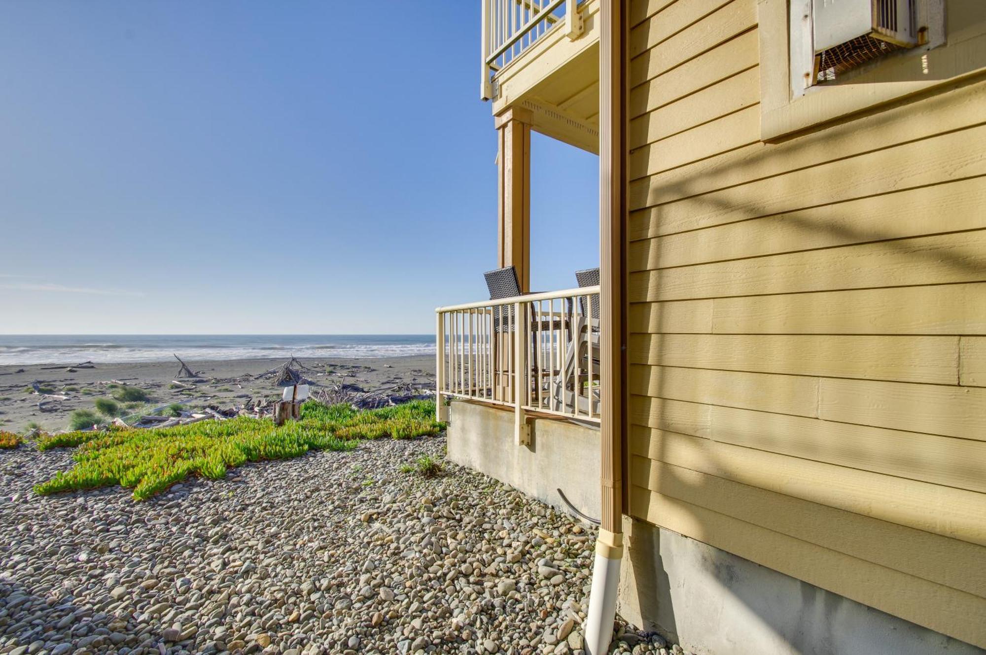 Quiet Waterfront Escape With Hot Tub And Beach Access! โกลด์บีช ภายนอก รูปภาพ