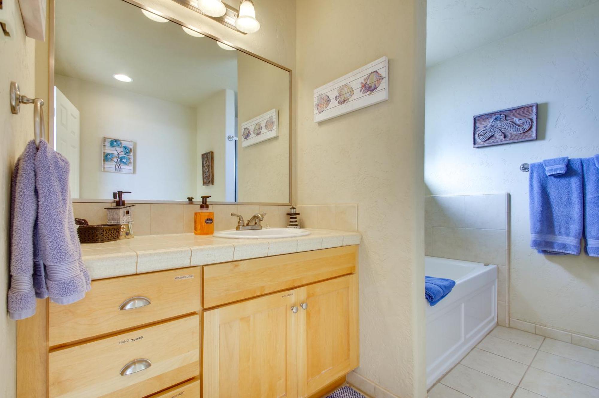 Quiet Waterfront Escape With Hot Tub And Beach Access! โกลด์บีช ภายนอก รูปภาพ